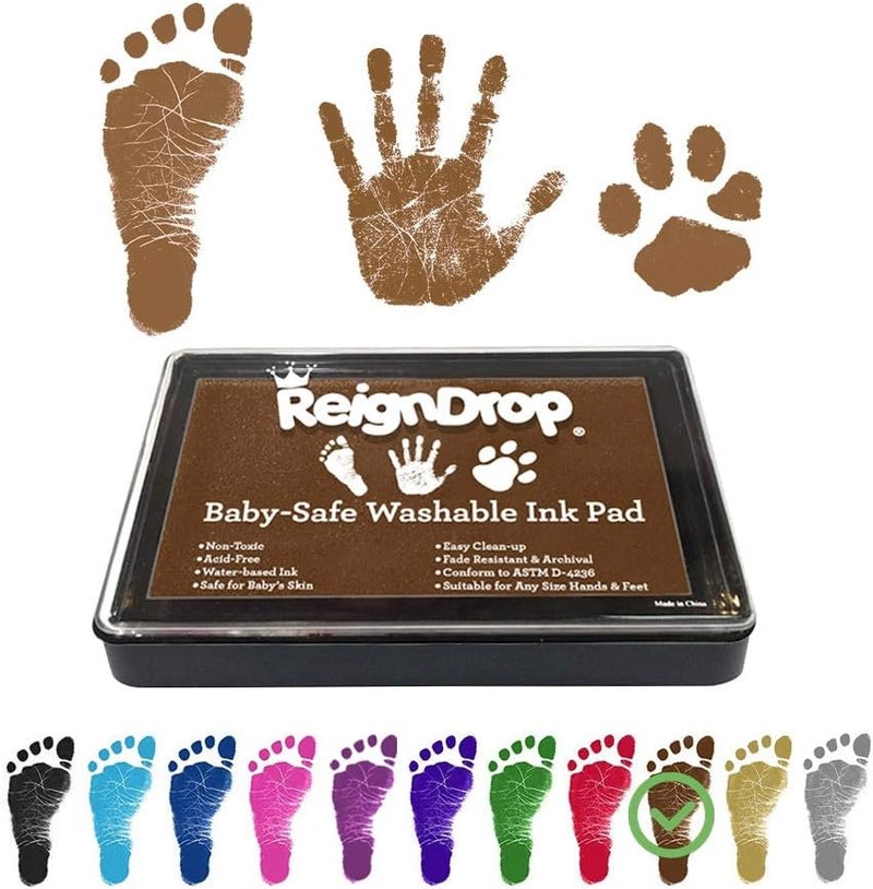 ReignDrop وسادة حبر لطباعة بصمة قدم ويد الطفل - تخلق طابع تذكاري رائع يدوم طويلاً للرضع والأطفال. مقاومة للتلطيخ، سهلة المسح عن الجلد، آمنة ولطيفة خالية من الأحماض (بني) - Image 1